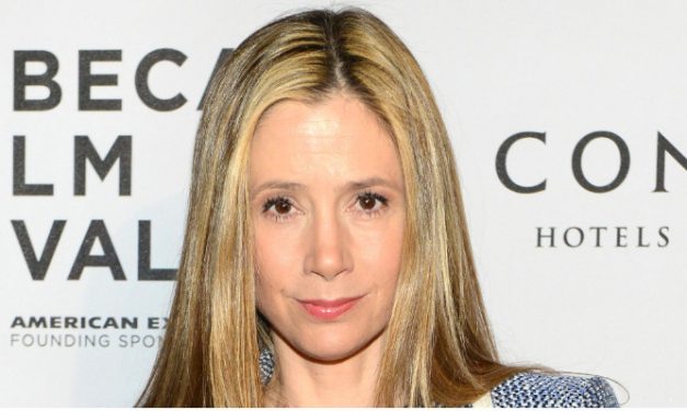 Mira Sorvino acusa diretor de elenco de engasgá-la com camisinha durante teste aos 16 anos