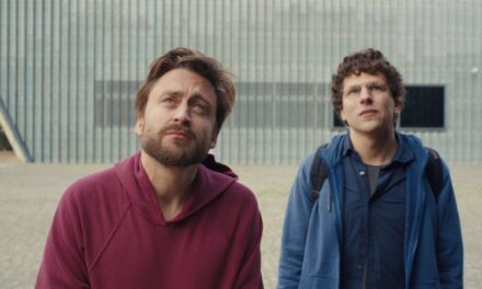 ‘A Verdadeira Dor’: surpreendente estreia bem elaborada de Jesse Eisenberg na direção