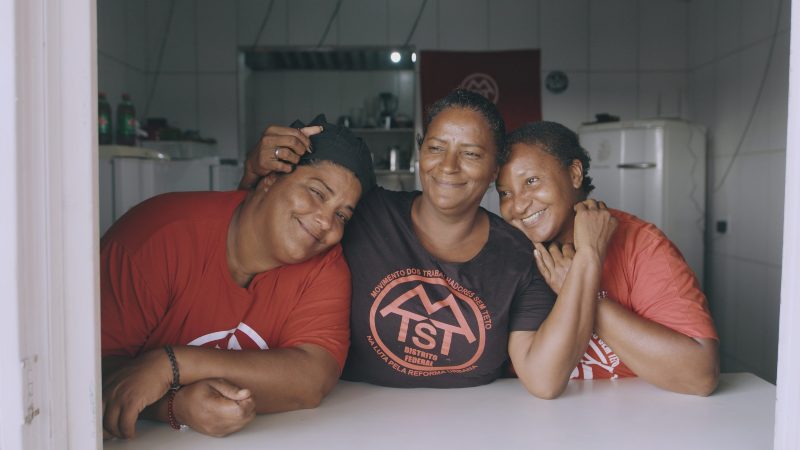 CRÍTICA | ‘Não existe almoço grátis’: doc. sobre cozinhas solidárias do MTST fica no arroz com feijão bem feito