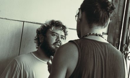 CRÍTICA | ‘Ri, Bola’: o desconforto como marca do cinema de Diego Bauer