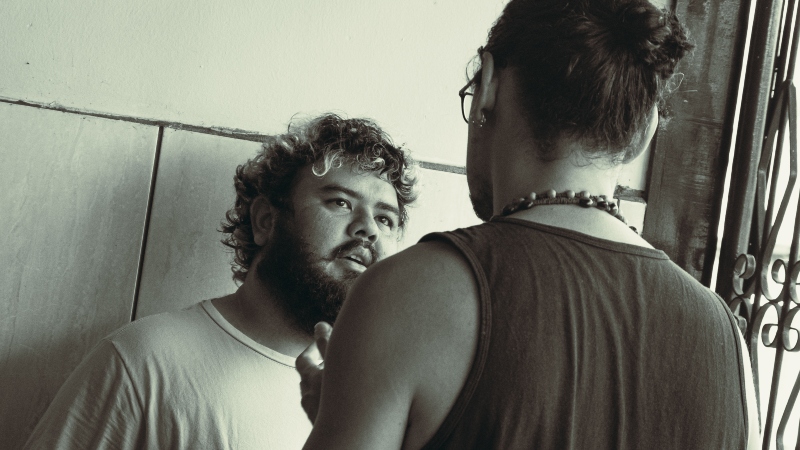 CRÍTICA | ‘Ri, Bola’: o desconforto como marca do cinema de Diego Bauer