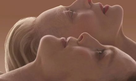 ‘O Quarto ao Lado’: Almodóvar sombrio não esconde falta de ‘molho’ em inglês
