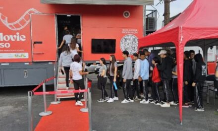 Carreta com cinema itinerante gratuito chega a dois bairros de Manaus