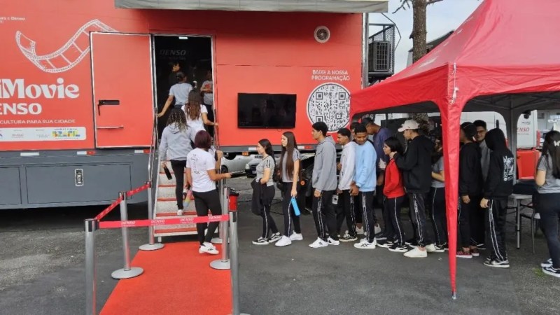 Carreta com cinema itinerante gratuito chega a dois bairros de Manaus