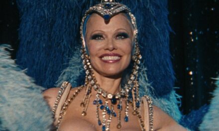 ‘The Last Showgirl’: Pamela Anderson salva drama artificial e pretensioso de Gia Coppola