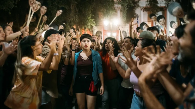 ‘La Ola’: ousado musical chileno de boas ideias, mas cansativo pela insistência