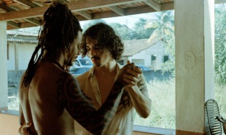 Entre cobras e areia, “O Deserto de Akin” confronta o Brasil pós-golpe