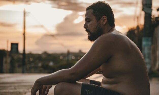 ‘Obeso Mórbido’: conto cru sobre obsessão, corpo e identidade