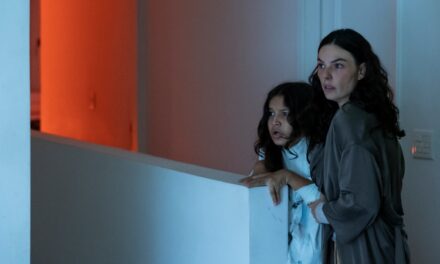 ‘O Quarto do Pânico’ (2026): versão brasileira pouco inova em relação ao clássico de David Fincher