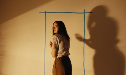 ‘Backrooms’: terror inventivo duela contra psicologia de botequim