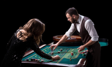 El lenguaje oculto de los casinos: descifrando las señales de los crupieres y la jerga del casino