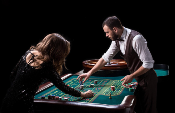 El lenguaje oculto de los casinos: descifrando las señales de los crupieres y la jerga del casino