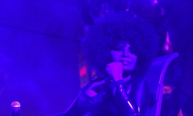 ‘Elza’: doc. encontra grandeza ao deixar Elza Soares cantar